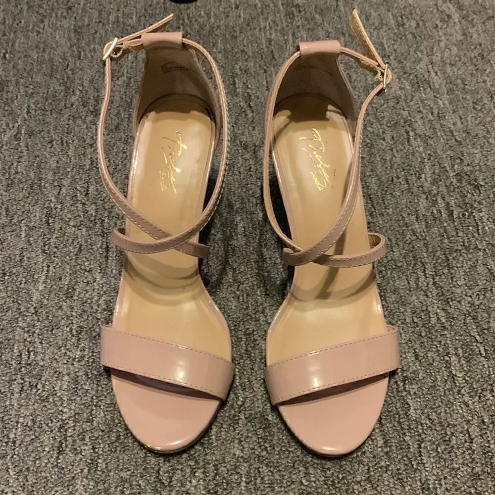 EUC Thalia Sodi beige heel sandals! Size 6
